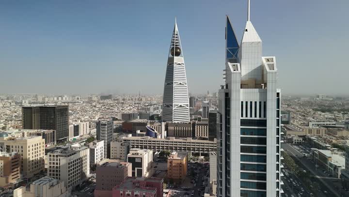 برج الواصل ووزارة الشؤون الإسلامية والأوقاف والدعوة والإرشاد في العليا في النهار، الفن الهندسي المعماري للمنشآت وناطحات السحاب في مدينة الرياض, تصوير درون جوي للأماكن والمعالم المشهورة في المملكة العربية السعودية