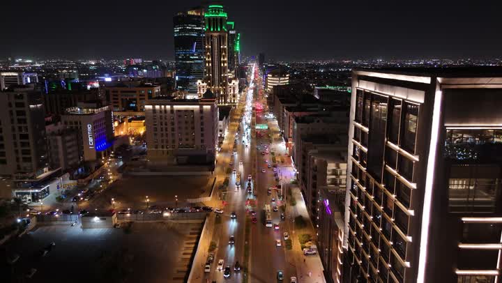 مفهوم الاهتمام بالبنية التحتية في مدينة الرياض، الابراج وناطحات السحاب في المملكة العربية السعودية، النمو والتقدم العمراني، الفن الهندسي المعماري للمباني والمنشأت التجارية والسكنية على الطراز الحديث، حركة مرور السيارات في شوارع العاصمة المضيئة ليلا