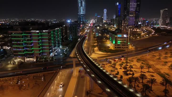 المباني والمنشأت التجارية والسكنية على الطراز الحديث، حركة مرور السيارات في شوارع العاصمة المضيئة ليلا، الاهتمام بالبنية التحتية في مدينة الرياض،  الفن الهندسي المعماري للابراج وناطحات السحاب في المملكة العربية السعودية،  النمو والتقدم العمراني