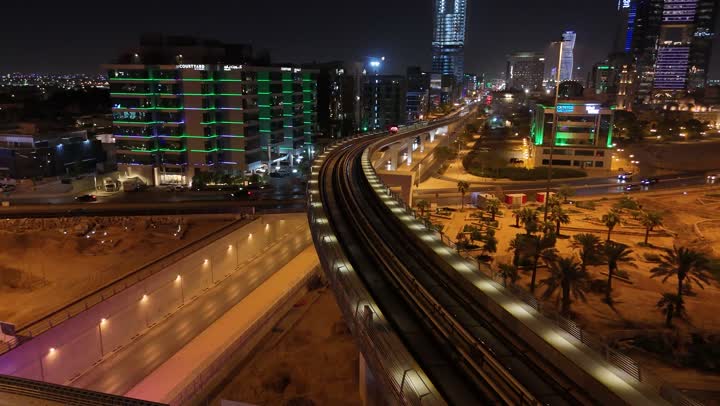 المباني والمنشأت التجارية والسكنية على الطراز الحديث، حركة مرور السيارات في شوارع العاصمة المضيئة ليلا، الاهتمام بالبنية التحتية في مدينة الرياض،  الفن الهندسي المعماري للابراج وناطحات السحاب في المملكة العربية السعودية،  النمو والتقدم العمراني