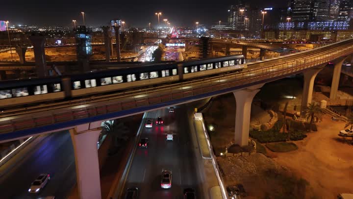 المباني والمنشأت التجارية والسكنية على الطراز الحديث، حركة مرور السيارات في شوارع العاصمة المضيئة ليلا، الاهتمام بالبنية التحتية في مدينة الرياض،  الفن الهندسي المعماري للابراج وناطحات السحاب في المملكة العربية السعودية،  النمو والتقدم العمراني