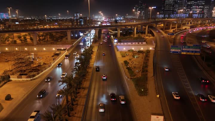 المباني والمنشأت التجارية والسكنية على الطراز الحديث، حركة مرور السيارات في شوارع العاصمة المضيئة ليلا، الاهتمام بالبنية التحتية في مدينة الرياض،  الفن الهندسي المعماري للابراج وناطحات السحاب في المملكة العربية السعودية،  النمو والتقدم العمراني