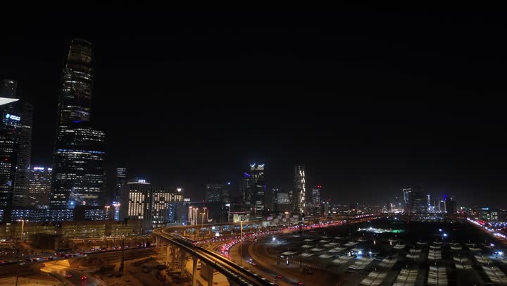 الفن الهندسي المعماري للمباني والمنشأت التجارية والسكنية على الطراز الحديث، حركة مرور السيارات في شوارع العاصمة المضيئة ليلا، الاهتمام بالبنية التحتية في مدينة الرياض، الابراج وناطحات السحاب في المملكة العربية السعودية،  النمو والتقدم العمراني