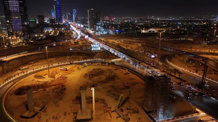 مفهوم الاهتمام بالبنية التحتية في مدينة الرياض، الابراج وناطحات السحاب في المملكة العربية السعودية، النمو والتقدم العمراني، الفن الهندسي المعماري للمباني والمنشأت التجارية والسكنية على الطراز الحديث، حركة مرور السيارات في شوارع العاصمة المضيئة ليلا