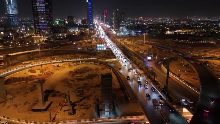 مفهوم الاهتمام بالبنية التحتية في مدينة الرياض، الابراج وناطحات السحاب في المملكة العربية السعودية، النمو والتقدم العمراني، الفن الهندسي المعماري للمباني والمنشأت التجارية والسكنية على الطراز الحديث، حركة مرور السيارات في شوارع العاصمة المضيئة ليلا