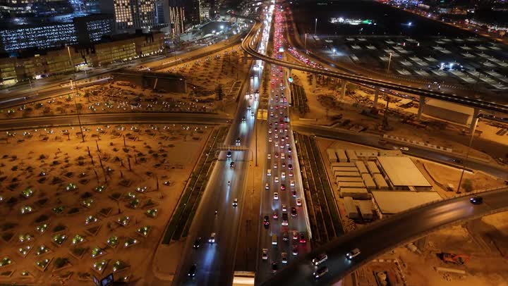 النمو والتقدم العمراني، الفن الهندسي المعماري للمباني والمنشأت التجارية والسكنية على الطراز الحديث، حركة مرور السيارات في شوارع العاصمة المضيئة ليلا، الاهتمام بالبنية التحتية في مدينة الرياض، الابراج وناطحات السحاب في المملكة العربية السعودية