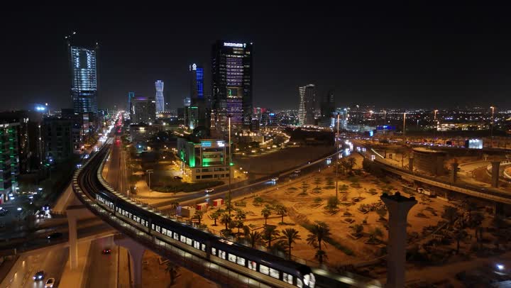 النمو والتقدم العمراني، الفن الهندسي المعماري للمباني والمنشأت التجارية والسكنية على الطراز الحديث، حركة مرور السيارات في شوارع العاصمة المضيئة ليلا، الاهتمام بالبنية التحتية في مدينة الرياض، الابراج وناطحات السحاب في المملكة العربية السعودية