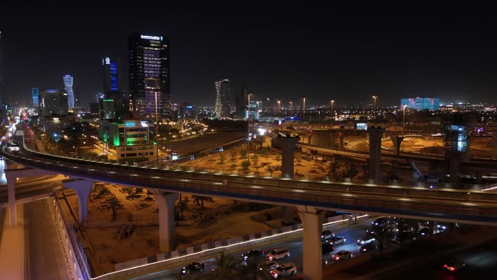 النمو والتقدم العمراني، الفن الهندسي المعماري للمباني والمنشأت التجارية والسكنية على الطراز الحديث، حركة مرور السيارات في شوارع العاصمة المضيئة ليلا، الاهتمام بالبنية التحتية في مدينة الرياض، الابراج وناطحات السحاب في المملكة العربية السعودية