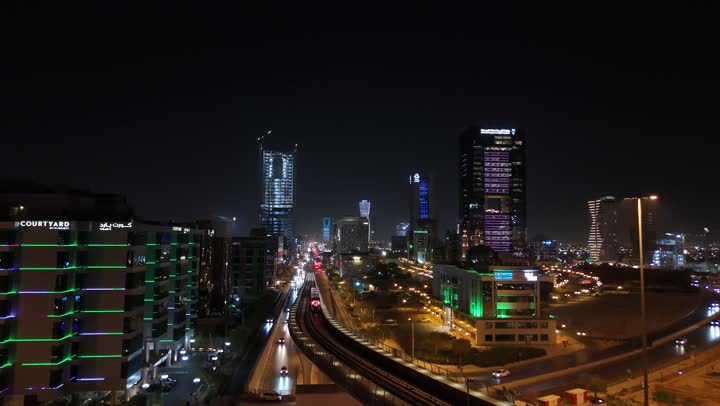 النمو والتقدم العمراني، الفن الهندسي المعماري للمباني والمنشأت التجارية والسكنية على الطراز الحديث، حركة مرور السيارات في شوارع العاصمة المضيئة ليلا، الاهتمام بالبنية التحتية في مدينة الرياض، الابراج وناطحات السحاب في المملكة العربية السعودية