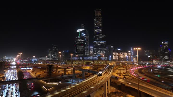 النمو والتقدم العمراني، الفن الهندسي المعماري للمباني والمنشأت التجارية والسكنية على الطراز الحديث، حركة مرور السيارات في شوارع العاصمة المضيئة ليلا، الاهتمام بالبنية التحتية في مدينة الرياض، الابراج وناطحات السحاب في المملكة العربية السعودية