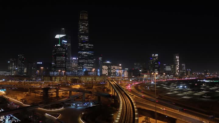 الابراج وناطحات السحاب في المملكة العربية السعودية، النمو والتقدم العمراني، الفن الهندسي المعماري للمباني والمنشأت التجارية والسكنية على الطراز الحديث، حركة مرور السيارات في شوارع العاصمة المضيئة ليلا، الاهتمام بالبنية التحتية في مدينة الرياض