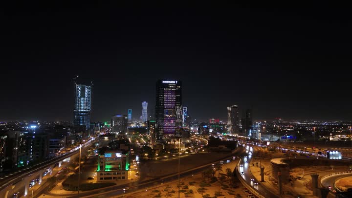 الابراج وناطحات السحاب في المملكة العربية السعودية، النمو والتقدم العمراني، الفن الهندسي المعماري للمباني والمنشأت التجارية والسكنية على الطراز الحديث، حركة مرور السيارات في شوارع العاصمة المضيئة ليلا، الاهتمام بالبنية التحتية في مدينة الرياض