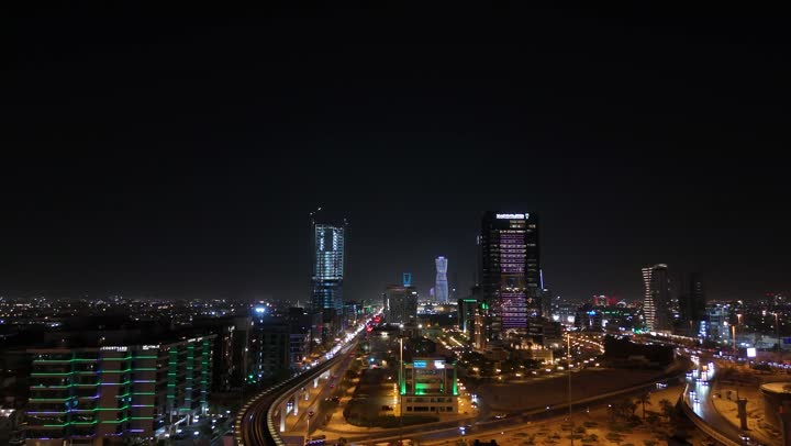 الابراج وناطحات السحاب في المملكة العربية السعودية، النمو والتقدم العمراني، الفن الهندسي المعماري للمباني والمنشأت التجارية والسكنية على الطراز الحديث، حركة مرور السيارات في شوارع العاصمة المضيئة ليلا، الاهتمام بالبنية التحتية في مدينة الرياض