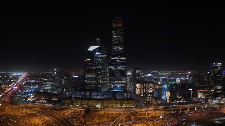 الابراج وناطحات السحاب في المملكة العربية السعودية، النمو والتقدم العمراني، الفن الهندسي المعماري للمباني والمنشأت التجارية والسكنية على الطراز الحديث، حركة مرور السيارات في شوارع العاصمة المضيئة ليلا، الاهتمام بالبنية التحتية في مدينة الرياض