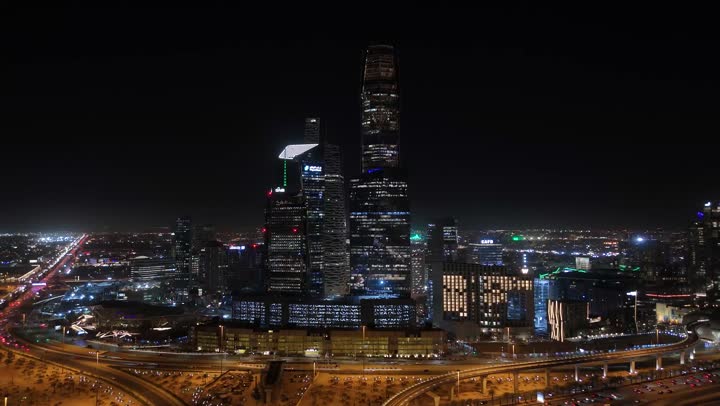 الاهتمام بالبنية التحتية في مدينة الرياض، الابراج وناطحات السحاب في المملكة العربية السعودية، النمو والتقدم العمراني، الفن الهندسي المعماري للمباني والمنشأت التجارية والسكنية على الطراز الحديث، حركة مرور السيارات في شوارع العاصمة المضيئة ليلا