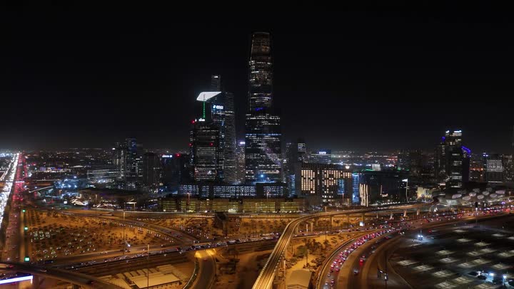 الاهتمام بالبنية التحتية في مدينة الرياض، الابراج وناطحات السحاب في المملكة العربية السعودية، النمو والتقدم العمراني، الفن الهندسي المعماري للمباني والمنشأت التجارية والسكنية على الطراز الحديث، حركة مرور السيارات في شوارع العاصمة المضيئة ليلا