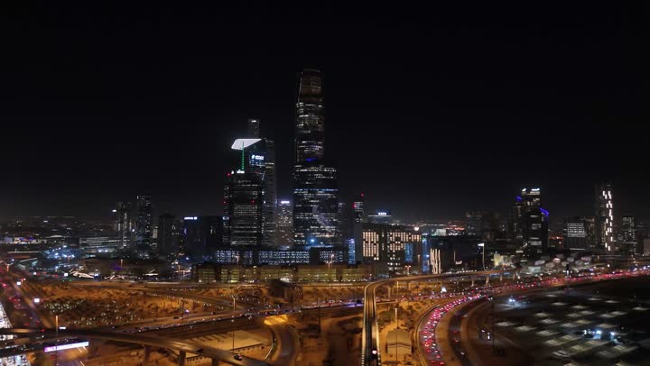 الاهتمام بالبنية التحتية في مدينة الرياض، الابراج وناطحات السحاب في المملكة العربية السعودية، النمو والتقدم العمراني، الفن الهندسي المعماري للمباني والمنشأت التجارية والسكنية على الطراز الحديث، حركة مرور السيارات في شوارع العاصمة المضيئة ليلا