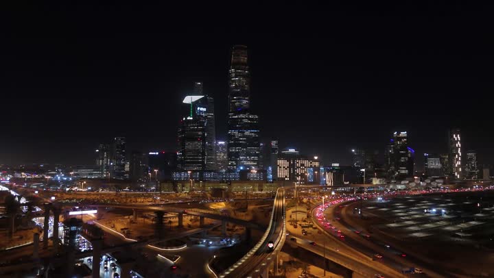 الاهتمام بالبنية التحتية في مدينة الرياض، الابراج وناطحات السحاب في المملكة العربية السعودية، النمو والتقدم العمراني، الفن الهندسي المعماري للمباني والمنشأت التجارية والسكنية على الطراز الحديث، حركة مرور السيارات في شوارع العاصمة المضيئة ليلا