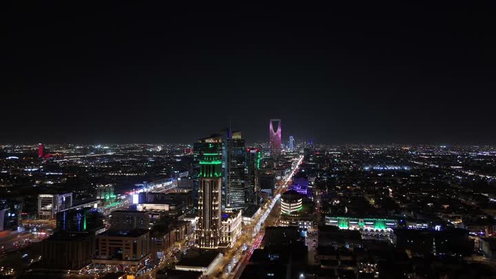 المنشأت التجارية والسكنية والمباني على الطراز الحديث، تصوير درون جوي لحركة مرور السيارات في شوارع العاصمة المضيئة ليلا، الاهتمام بالبنية التحتية في مدينة الرياض،  الفن الهندسي المعماري للابراج وناطحات السحاب في المملكة العربية السعودية،  النمو والتقدم العمراني