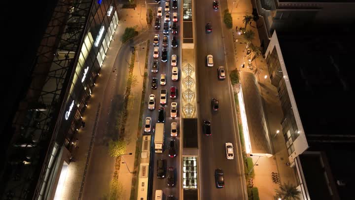 المنشأت التجارية والسكنية والمباني على الطراز الحديث، تصوير درون جوي لحركة مرور السيارات في شوارع العاصمة المضيئة ليلا، الاهتمام بالبنية التحتية في مدينة الرياض،  الفن الهندسي المعماري للابراج وناطحات السحاب في المملكة العربية السعودية،  النمو والتقدم العمراني