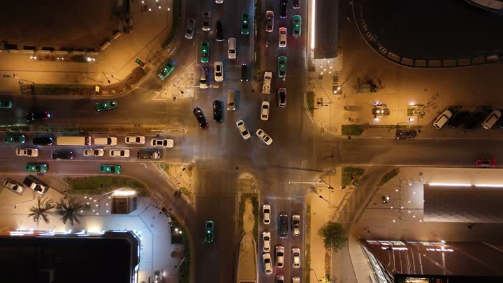 المنشأت التجارية والسكنية والمباني على الطراز الحديث، تصوير درون جوي لحركة مرور السيارات في شوارع العاصمة المضيئة ليلا، الاهتمام بالبنية التحتية في مدينة الرياض،  الفن الهندسي المعماري للابراج وناطحات السحاب في المملكة العربية السعودية،  النمو والتقدم العمراني