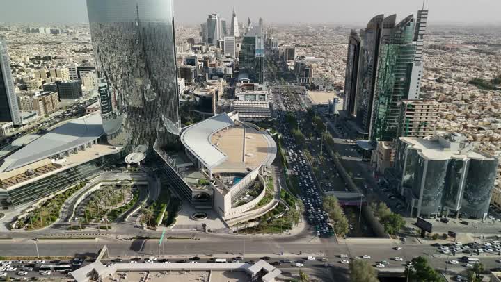 المباني والمعالم التجارية المشهورة في السعودية، الفن الهندسي المعماري على الطراز المتطور والحديث، تصوير جوي للمعالم في مدينة الرياض، الأبراج وناطحات السحاب، النمو والتطور والتقدم العمراني، أسلوب الحياة في العاصمة