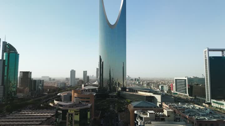 المباني والمعالم التجارية المشهورة في السعودية، الفن الهندسي المعماري على الطراز المتطور والحديث، تصوير جوي للمعالم في مدينة الرياض، الأبراج وناطحات السحاب، النمو والتطور والتقدم العمراني، أسلوب الحياة في العاصمة