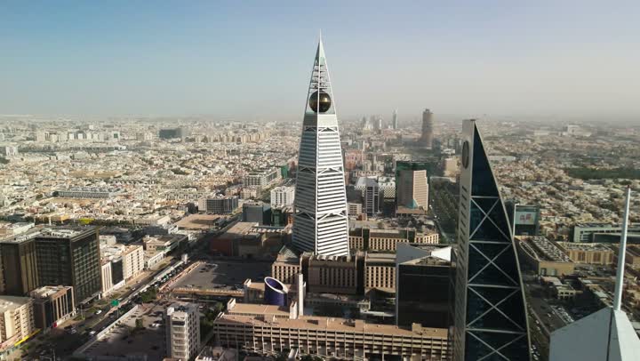 المباني والمعالم التجارية المشهورة في السعودية، الفن الهندسي المعماري على الطراز المتطور والحديث، تصوير جوي للمعالم في مدينة الرياض، الأبراج وناطحات السحاب، النمو والتطور والتقدم العمراني، أسلوب الحياة في العاصمة