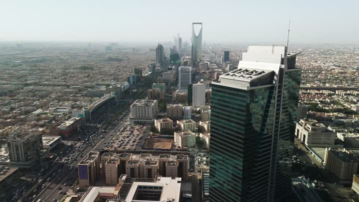 المباني والمعالم التجارية المشهورة في السعودية، الفن الهندسي المعماري على الطراز المتطور والحديث، تصوير جوي للمعالم في مدينة الرياض، الأبراج وناطحات السحاب، النمو والتطور والتقدم العمراني، أسلوب الحياة في العاصمة