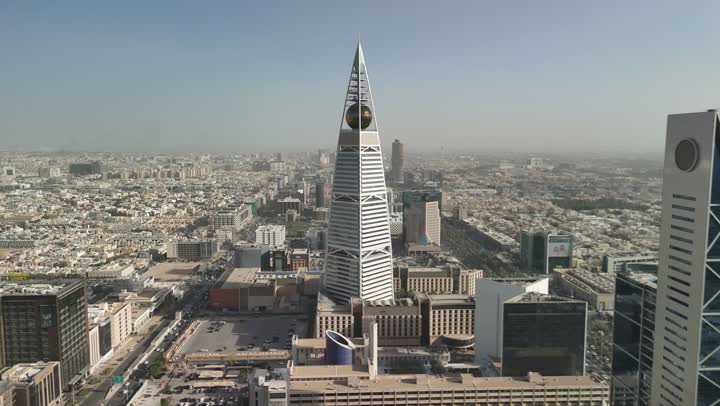 الفن الهندسي المعماري على الطراز المتطور والحديث، تصوير جوي للمعالم في مدينة الرياض، الأبراج وناطحات السحاب، النمو والتطور والتقدم العمراني، أسلوب الحياة في العاصمة، المباني والمعالم التجارية المشهورة في السعودية