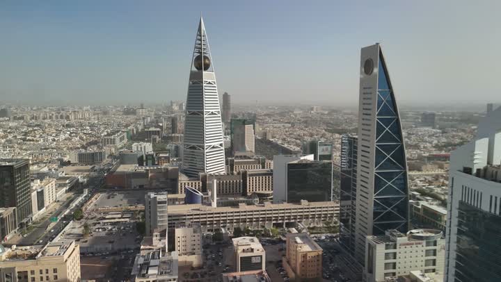 الفن الهندسي المعماري على الطراز المتطور والحديث، تصوير جوي للمعالم في مدينة الرياض، الأبراج وناطحات السحاب، النمو والتطور والتقدم العمراني، أسلوب الحياة في العاصمة، المباني والمعالم التجارية المشهورة في السعودية