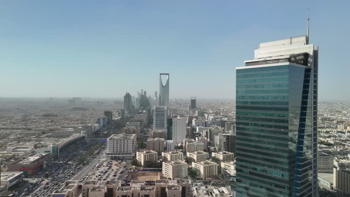 الفن الهندسي المعماري على الطراز المتطور والحديث، تصوير جوي للمعالم في مدينة الرياض، الأبراج وناطحات السحاب، النمو والتطور والتقدم العمراني، أسلوب الحياة في العاصمة، المباني والمعالم التجارية المشهورة في السعودية