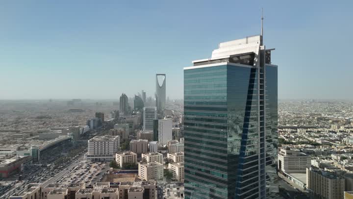 أسلوب الحياة في العاصمة، المباني والمعالم التجارية المشهورة في السعودية، الفن الهندسي المعماري على الطراز المتطور والحديث، تصوير جوي للمعالم في مدينة الرياض، الأبراج وناطحات السحاب، النمو والتطور والتقدم العمراني