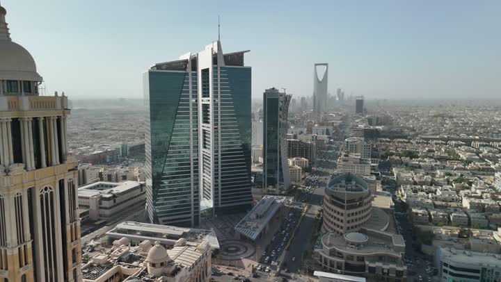 أسلوب الحياة في العاصمة، المباني والمعالم التجارية المشهورة في السعودية، الفن الهندسي المعماري على الطراز المتطور والحديث، تصوير جوي للمعالم في مدينة الرياض، الأبراج وناطحات السحاب، النمو والتطور والتقدم العمراني