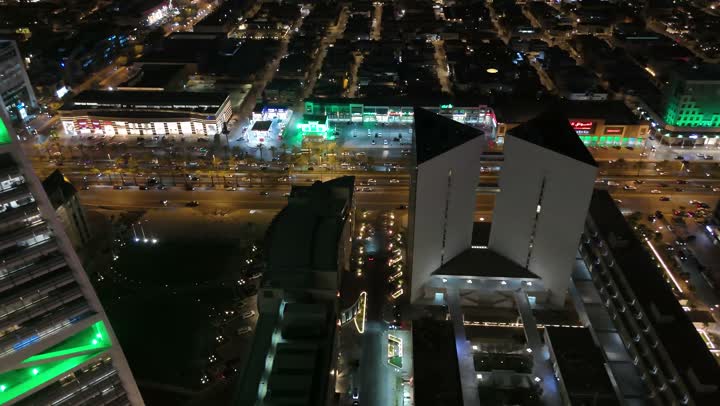 المباني والمعالم التجارية المشهورة في السعودية، الفن الهندسي المعماري على الطراز المتطور والحديث، تصوير جوي للمعالم في مدينة الرياض، الأبراج وناطحات السحاب، النمو والتطور والتقدم العمراني، أسلوب الحياة في العاصمة في المساء