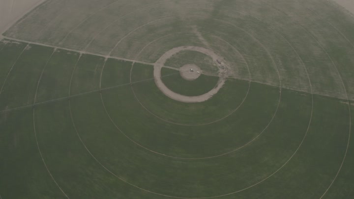 الات ومعدات الري المستقبلي في حقل زراعي شمال المملكة العربية السعودية، الاراضي والحقول الزراعية، الاعتناء والاهتمام بالاشجار والنباتات الخضراء، اذرع الري المحوري، الاشجار والنباتات الخضراء، رشاشات المياه