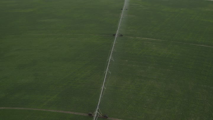 الات ومعدات الري المستقبلي في حقل زراعي شمال المملكة العربية السعودية، الاراضي والحقول الزراعية، الاعتناء والاهتمام بالاشجار والنباتات الخضراء، اذرع الري المحوري، الاشجار والنباتات الخضراء، رشاشات المياه