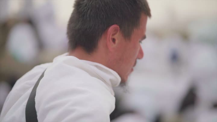 آدء مناسك الحج في يوم عرفة, مقصد المسلمين من أنحاء العالم, مكان ومعلم إسلامي ديني مقدس في المملكة العربية السعودية، حشود الحجاج على جبل عرفات، مفهوم العبادة والتقرب إلى الله، الحجاج والمعتمرين في مكة المكرمة