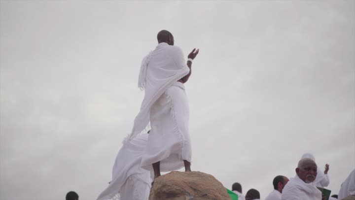 آدء مناسك الحج في يوم عرفة, مقصد المسلمين من أنحاء العالم, مكان ومعلم إسلامي ديني مقدس في المملكة العربية السعودية، حشود الحجاج على جبل عرفات، مفهوم العبادة والتقرب إلى الله، الحجاج والمعتمرين في مكة المكرمة