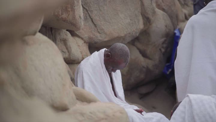 آدء مناسك الحج في يوم عرفة, مقصد المسلمين من أنحاء العالم, مكان ومعلم إسلامي ديني مقدس في المملكة العربية السعودية، حشود الحجاج على جبل عرفات، مفهوم العبادة والتقرب إلى الله، الحجاج والمعتمرين في مكة المكرمة