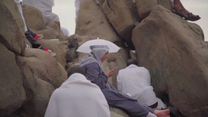 آدء مناسك الحج في يوم عرفة, مقصد المسلمين من أنحاء العالم, مكان ومعلم إسلامي ديني مقدس في المملكة العربية السعودية، حشود الحجاج على جبل عرفات، مفهوم العبادة والتقرب إلى الله، الحجاج والمعتمرين في مكة المكرمة