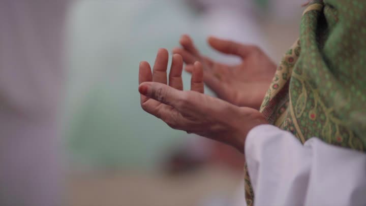 آدء مناسك الحج في يوم عرفة, مقصد المسلمين من أنحاء العالم, مكان ومعلم إسلامي ديني مقدس في المملكة العربية السعودية، حشود الحجاج على جبل عرفات، مفهوم العبادة والتقرب إلى الله، الحجاج والمعتمرين في مكة المكرمة