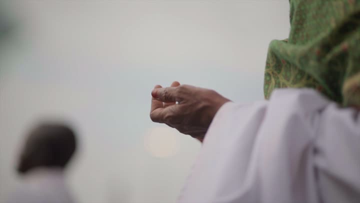 آدء مناسك الحج في يوم عرفة, مقصد المسلمين من أنحاء العالم, مكان ومعلم إسلامي ديني مقدس في المملكة العربية السعودية، حشود الحجاج على جبل عرفات، مفهوم العبادة والتقرب إلى الله، الحجاج والمعتمرين في مكة المكرمة