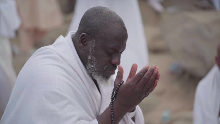 آدء مناسك الحج في يوم عرفة, مقصد المسلمين من أنحاء العالم, مكان ومعلم إسلامي ديني مقدس في المملكة العربية السعودية، حشود الحجاج على جبل عرفات، مفهوم العبادة والتقرب إلى الله، الحجاج والمعتمرين في مكة المكرمة