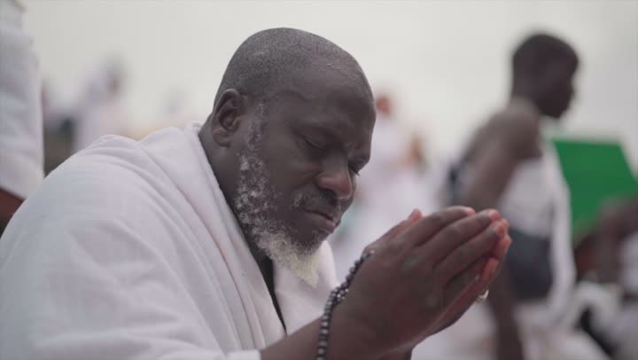 آدء مناسك الحج في يوم عرفة, مقصد المسلمين من أنحاء العالم, مكان ومعلم إسلامي ديني مقدس في المملكة العربية السعودية، حشود الحجاج على جبل عرفات، مفهوم العبادة والتقرب إلى الله، الحجاج والمعتمرين في مكة المكرمة