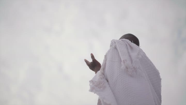 آدء مناسك الحج في يوم عرفة, مقصد المسلمين من أنحاء العالم, مكان ومعلم إسلامي ديني مقدس في المملكة العربية السعودية، حشود الحجاج على جبل عرفات، مفهوم العبادة والتقرب إلى الله، الحجاج والمعتمرين في مكة المكرمة