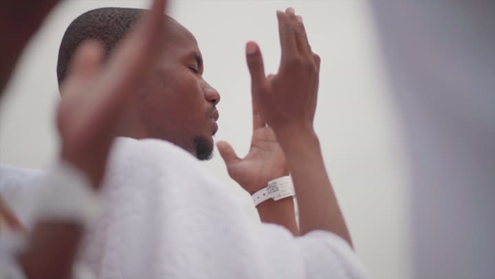 آدء مناسك الحج في يوم عرفة, مقصد المسلمين من أنحاء العالم, مكان ومعلم إسلامي ديني مقدس في المملكة العربية السعودية، حشود الحجاج على جبل عرفات، مفهوم العبادة والتقرب إلى الله، الحجاج والمعتمرين في مكة المكرمة