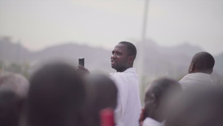 آدء مناسك الحج في يوم عرفة, مقصد المسلمين من أنحاء العالم, مكان ومعلم إسلامي ديني مقدس في المملكة العربية السعودية، حشود الحجاج على جبل عرفات، مفهوم العبادة والتقرب إلى الله، الحجاج والمعتمرين في مكة المكرمة