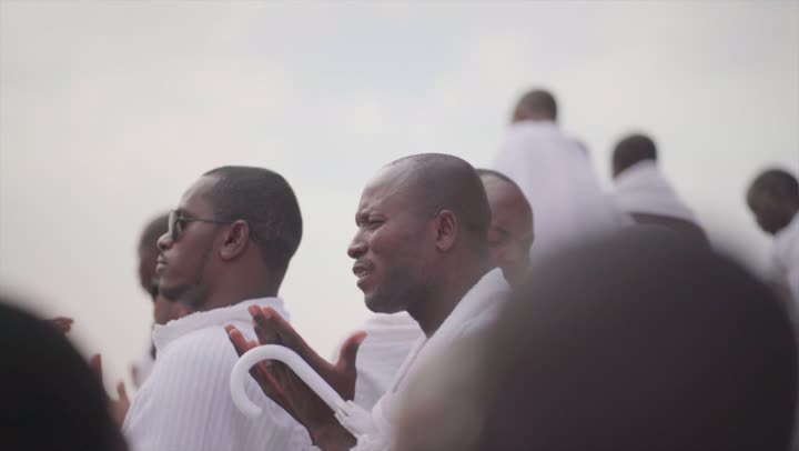 آدء مناسك الحج في يوم عرفة, مقصد المسلمين من أنحاء العالم, مكان ومعلم إسلامي ديني مقدس في المملكة العربية السعودية، حشود الحجاج على جبل عرفات، مفهوم العبادة والتقرب إلى الله، الحجاج والمعتمرين في مكة المكرمة