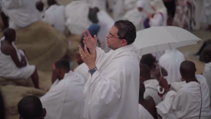 آدء مناسك الحج في يوم عرفة, مقصد المسلمين من أنحاء العالم, مكان ومعلم إسلامي ديني مقدس في المملكة العربية السعودية، حشود الحجاج على جبل عرفات، مفهوم العبادة والتقرب إلى الله، الحجاج والمعتمرين في مكة المكرمة